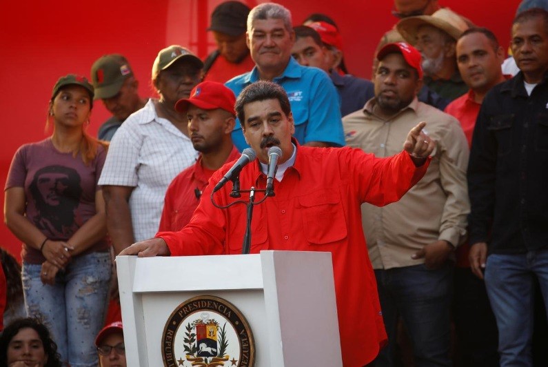 Tổng thống Venezuela Nicolas Maduro phát biểu trước đám đông ở Caracas hôm 1/5. ảnh: Reuters 