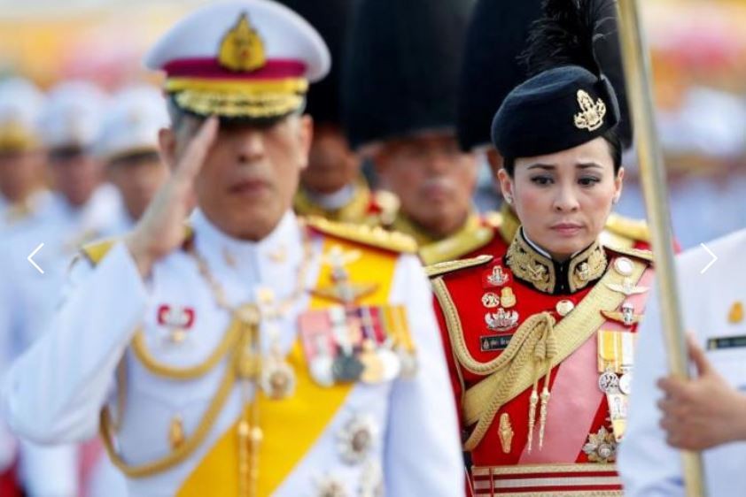 Nhà vua Vajiralongkorn, phía sau là đội phó đội cận vệ của ông, tướng Suthida, trong một sự kiện ở Bangkok ngày 6/4. ảnh: news4europe.eu 