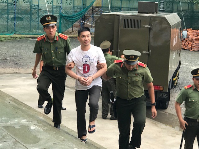 Trùm ma túy Văn Kính Dương đến phòng xử án chiều qua 9/5. Ảnh: Tân Châu 