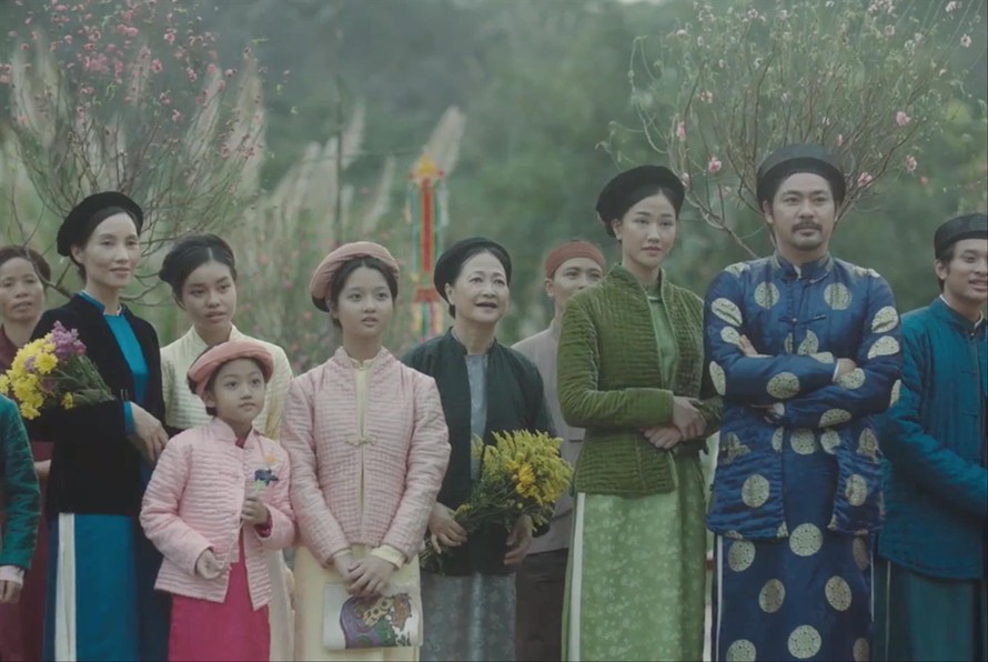Trang phục trong phim “Vợ ba” - có khán giả nhận xét là không rõ chất nông thôn Bắc bộ, mà lai tư sản, tiểu tư sản Hà Nội (hồi đầu thế kỷ 20) 