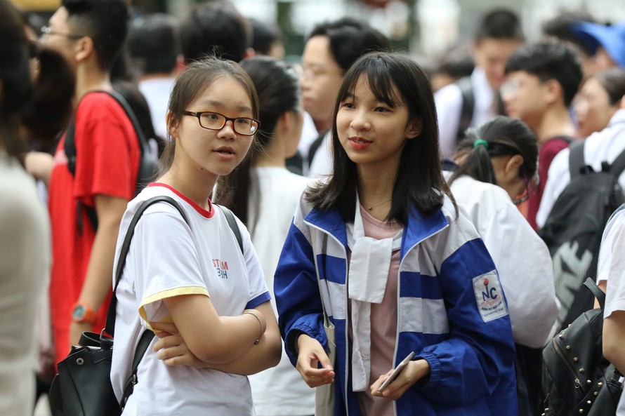 Thí sinh trong ngày đầu làm thủ tục đăng ký dự thi tại điểm thi THPT Quang Trung (Hà Nội)