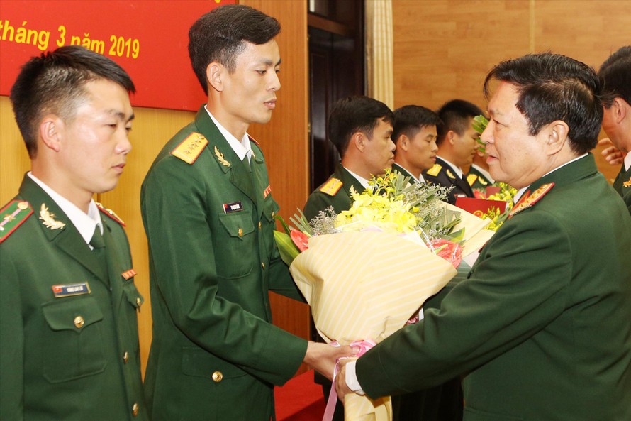 Đại tướng Ngô Xuân Lịch, Bộ trưởng Bộ Quốc phòng tặng hoa chúc mừng đại úy Tạ Mạnh Hùng và các Gương mặt trẻ tiêu biểu toàn quân 2018. ẢNH: NGUYỄN MINH