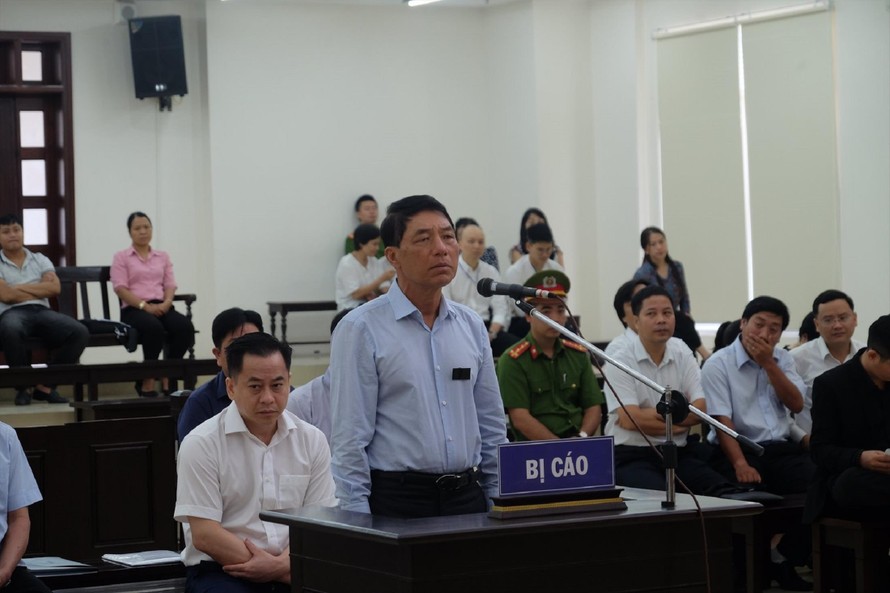 Bị cáo Trần Việt Tân khai báo tại tòa 