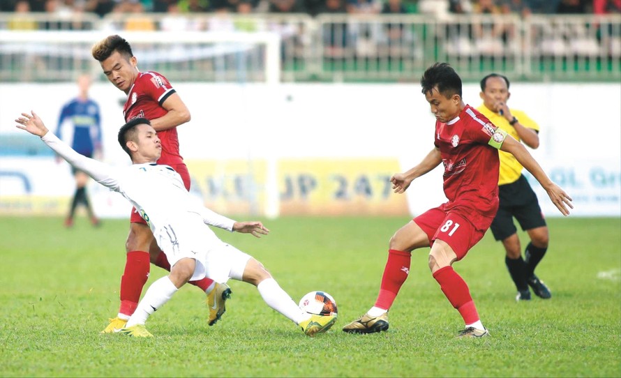 Việc không được gọi lên đội tuyển Việt Nam tham dự King’s Cup có thể là cơ hội để Hoàng Thịnh (áo đỏ, trái) và CLB TPHCM chiếm ưu thế trong cuộc đua tới ngôi vô địch Wake-up 247 V-League. ảnh: VSI 