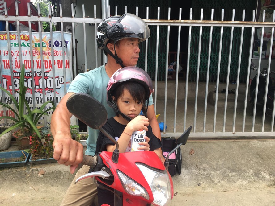 Anh Lăng Văn Hà vội vã chở bé Yến Nhi đi ăn sáng sau khi con trai đã vào phòng thi tại điểm thi trường Phổ thông dân tộc nội trú Bắc Kạn Ảnh: Nghiêm Huê