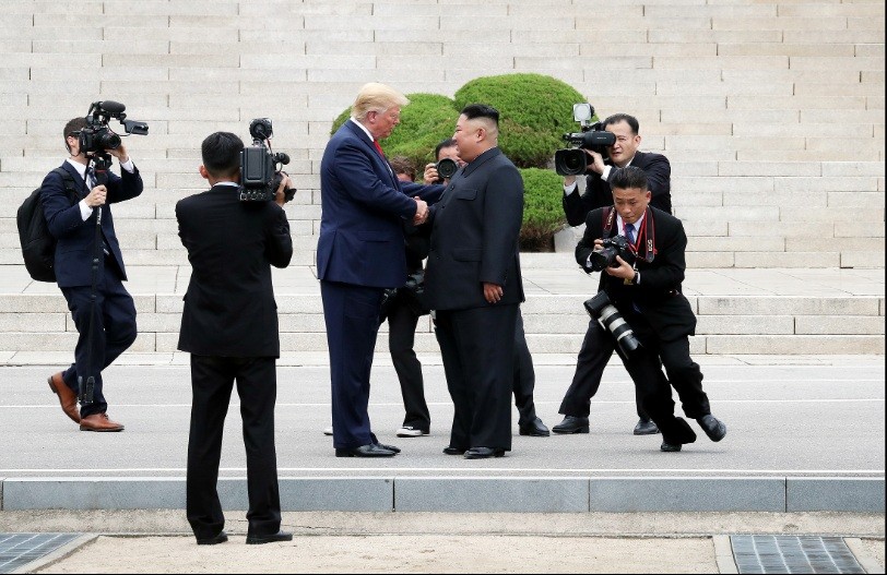  Tổng thống Mỹ Donald Trump và Chủ tịch Triều Tiên Kim Jong Un trong cuộc gặp bất ngờ ở khu phi quân sự Triều Tiên - Hàn Quốc Ảnh: Bloomberg 
