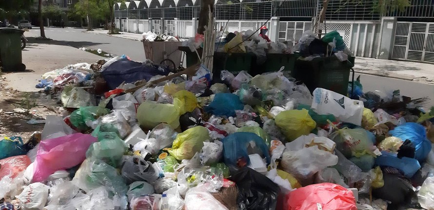 Ùn ứ hàng ngàn tấn rác tại các khu dân cư do bãi rác Khánh Sơn bị người dân chặn lối, phản đối xây dựng nhà máy đốt rác. Ảnh: Nguyễn Thành 