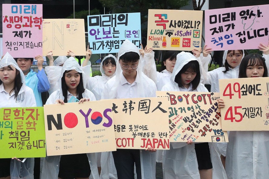 Biểu tình kêu gọi tẩy chay hàng hóa Nhật tại Hàn Quốc. ảnh: EPA/SCMP 