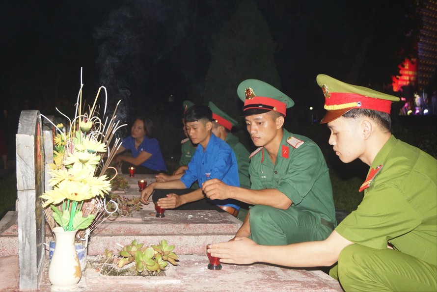 Tuổi trẻ Quân đội, Công an và ĐVTN tỉnh Điện Biên thắp nến tri ân tại Nghĩa trang Liệt sĩ Quốc gia A1, tháng 7/2019 ẢNH: NGUYỄN MINH 