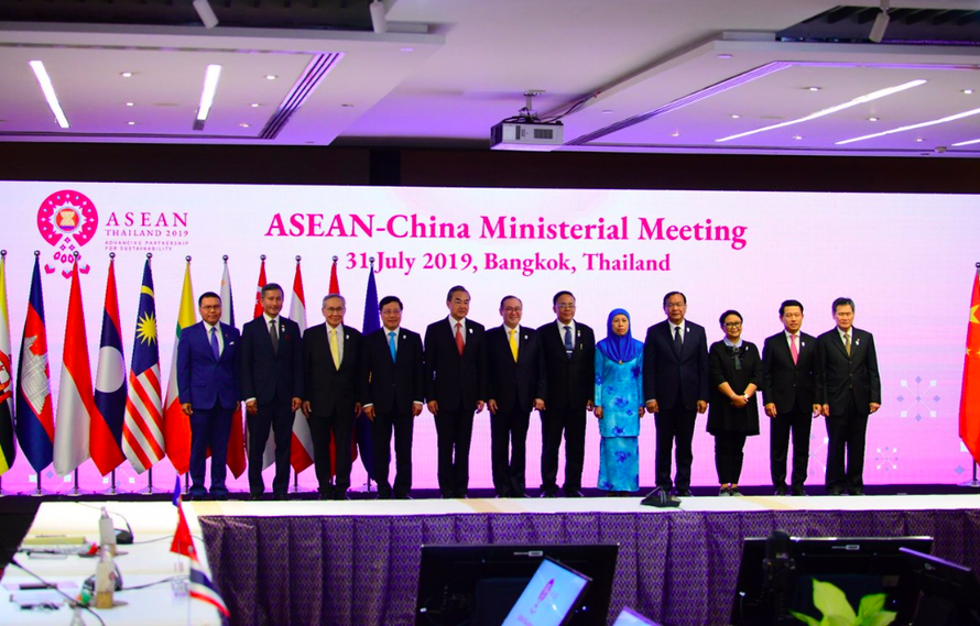 Các bộ trưởng Ngoại giao ASEAN và Trung Quốc trong hội nghị ngày 31/7 tại Bangkok. ảnh: TTXVN 