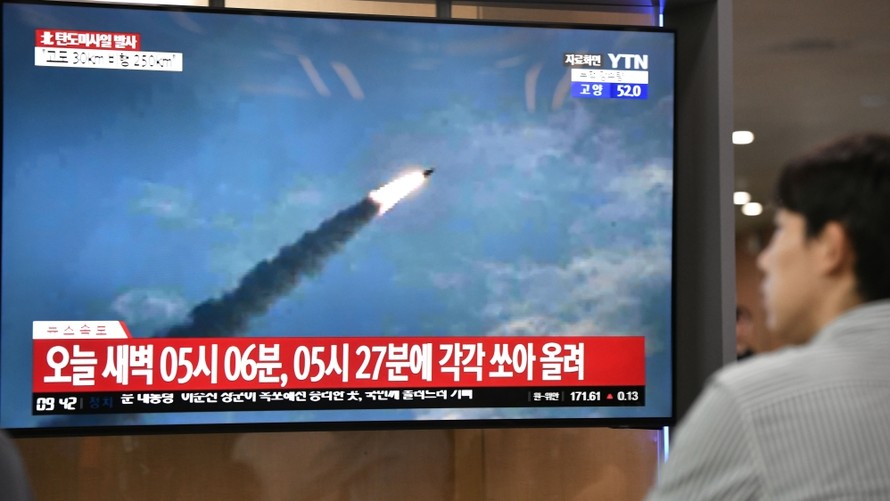 Qua màn hình TV, người dân Hàn Quốc theo dõi Triều Tiên phóng tên lửa hôm 31/7 Ảnh: Getty Images 