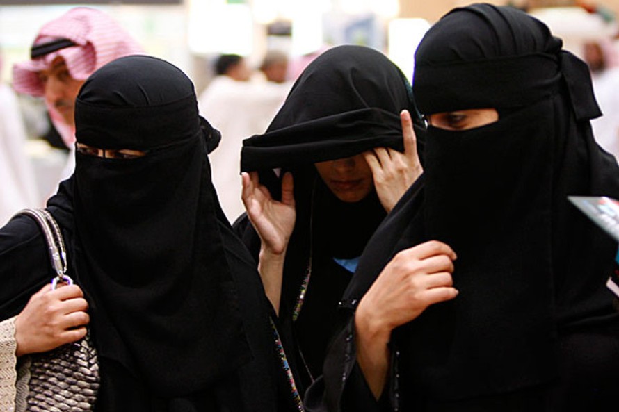 Từ cuối tháng 8, phụ nữ Ảrập Xêút có quyền làm hộ chiếu, đi nước ngoài mà không phải xin phép người giám hộ nam giới Ảnh: AP 