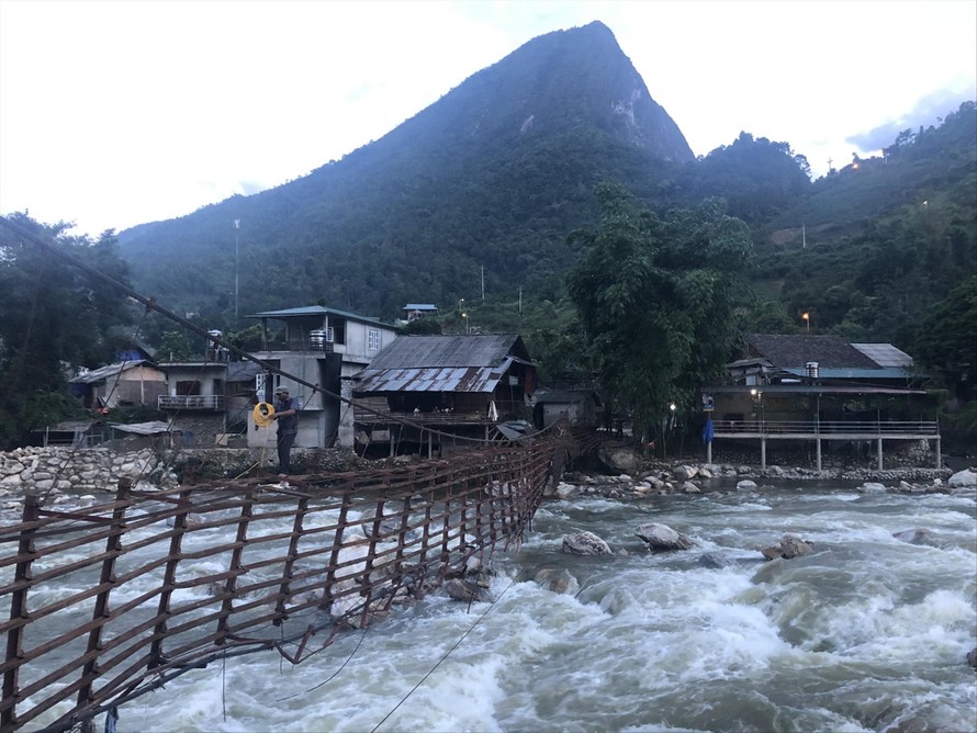 Nhà máy thủy điện Sử Pán 1 bất ngờ xả lũ cả bốn cửa đáy, gây lũ quét cục bộ, làm sập cầu treo, cuốn trôi tài sản của các hộ dân ở xã Bản Hồ, huyện Sa Pa (Lào Cai) hồi cuối tháng 6/2019 Ảnh: Quang Lộc 