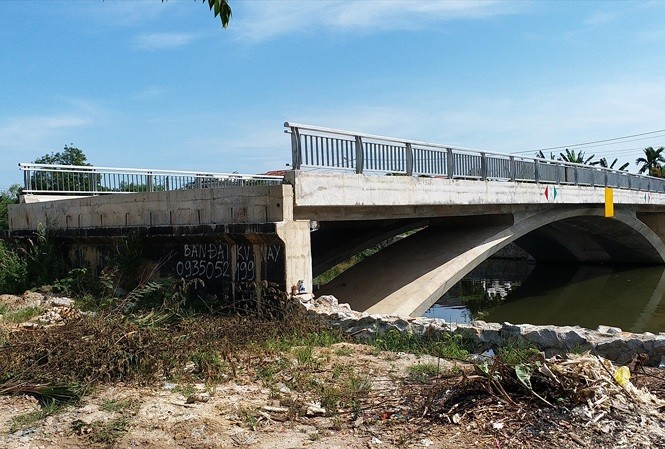 Yêu cầu xử lý cầu 32 tỷ đồng 'lọt' giữa sông ở TP Huế