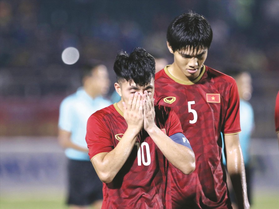 Nỗi buồn của các cầu thủ U18 Việt Nam khi để U18 Thái Lan cầm hòa ảnh: HỮU TUẤN 