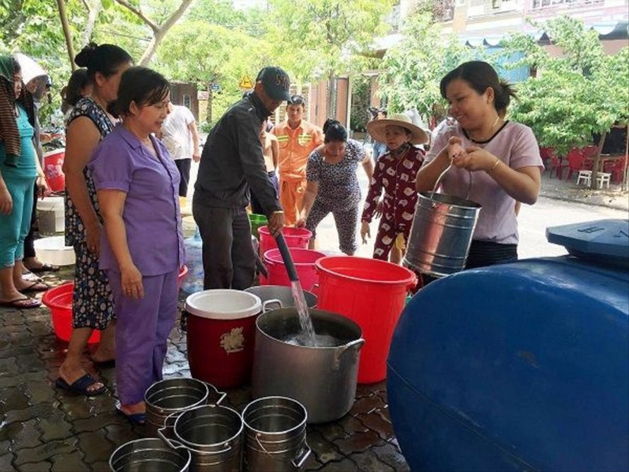 Cuộc sống người dân Đà Nẵng nhiều nơi bị xáo trộn vì thiếu nước nhiều ngày Ảnh: X.L 
