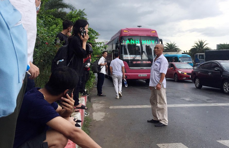 Ô tô đón trả khách trên Đại lộ Thăng Long trước mặt CSGT Hà Nội Ảnh: Nguyễn Hoàn 