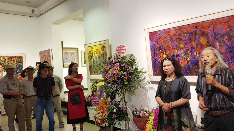 Họa sĩ Xuân Dung và họa sĩ Văn Thao (bìa phải) tại triển lãm Ảnh: K.N 