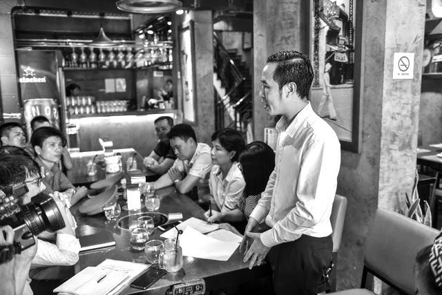 Đoàn kiểm tra liên ngành tiến hành kiểm tra việc thực thi Luật phòng, chống tác hại của thuốc lá tại một nhà hàng trên địa bàn Hà Nội