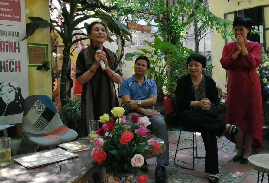 Nhà thơ Dư Thị Hoàn (bìa trái) tại buổi gặp mặt 