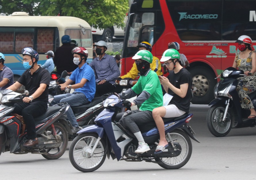 Trong 3 ngày qua, người dân Hà Nội đi đường đều phải bịt khẩu trang phòng chống bụi. Ảnh: Nhật Minh