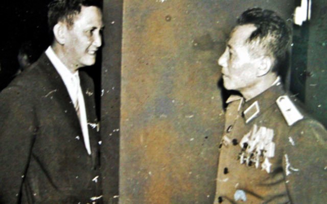 Ông Nguyễn Hữu Hạnh (bìa trái) với cương vị Ủy viên Ủy ban trung ương Mặt trận tổ quốc Việt Nam Khóa I (1977) Ảnh: Tư liệu 