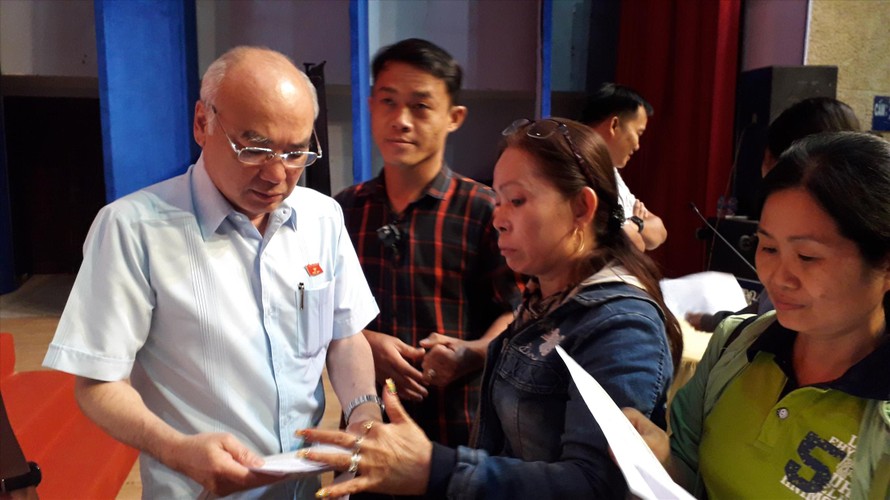 Cử tri quận 2 tiếp tục bày tỏ ý kiến với ĐBQH Phan Nguyễn Như Khuê sau khi buổi tiếp xúc cử tri đã kết thúc ảnh: Huy Thịnh