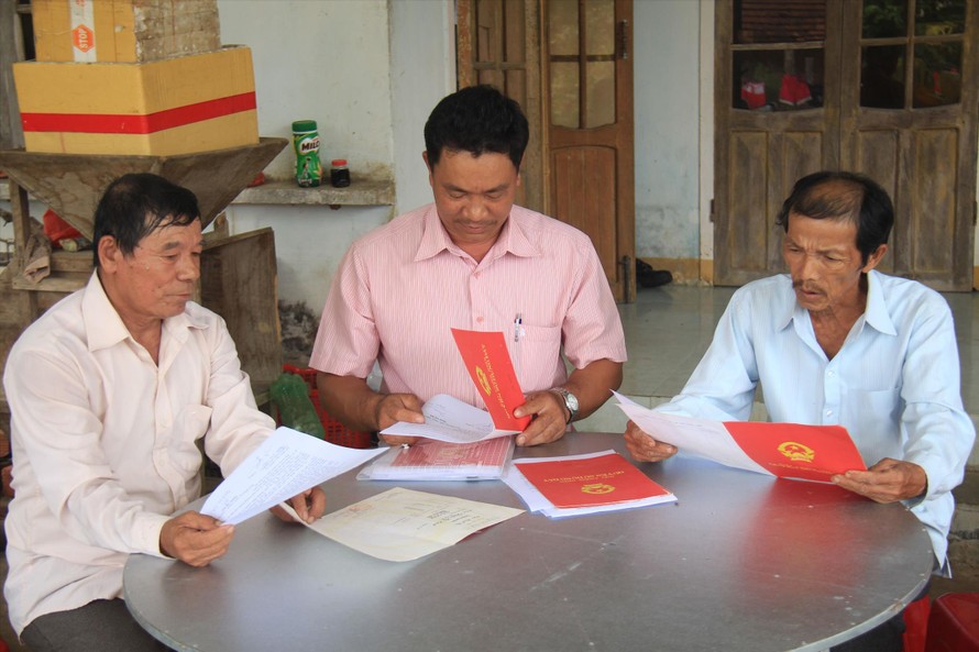 Hiện chính quyền huyện Bình Sơn đang tập trung hướng dẫn người dân làm thủ tục để được cấp lại sổ đỏ Ảnh: Nguyễn Ngọc 