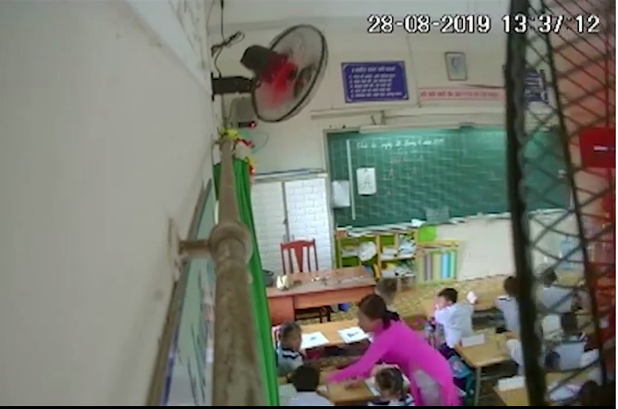 Camera ghi lại sự việc một giáo viên đánh học sinh lớp 2 ở TP HCM 