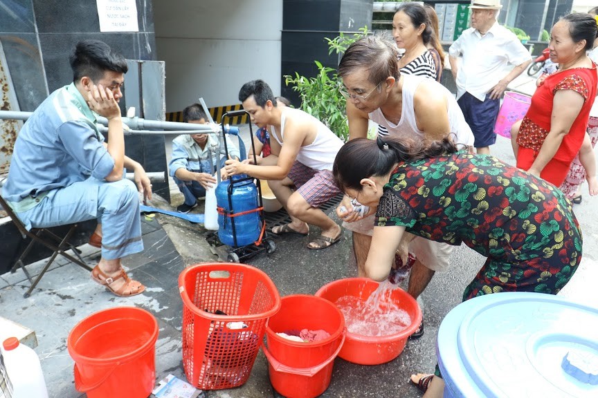 Người dân Hà Nội lo ngại về an ninh nước sạch sau sự cố nước sông Đà Ảnh: như ý