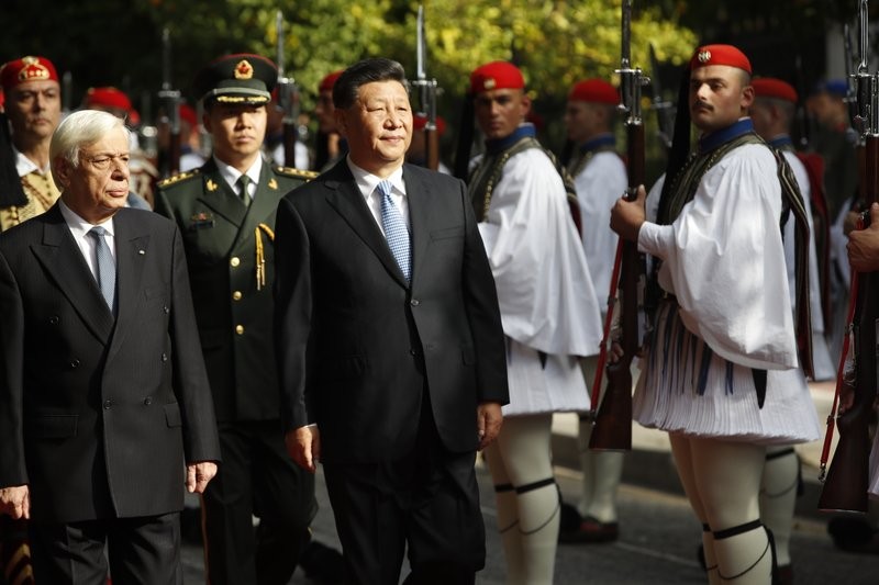 Tổng thống Hy Lạp Prokopis Pavlopoulos đón Chủ tịch Trung Quốc Tập Cận Bình đến Athens ngày 11/11. ảnh: AP 