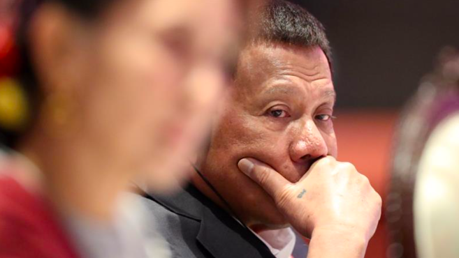 Tháng trước, ông Duterte cắt ngắn chuyến thăm Nhật Bản vì cơn đau cột sống ảnh: Reuters 