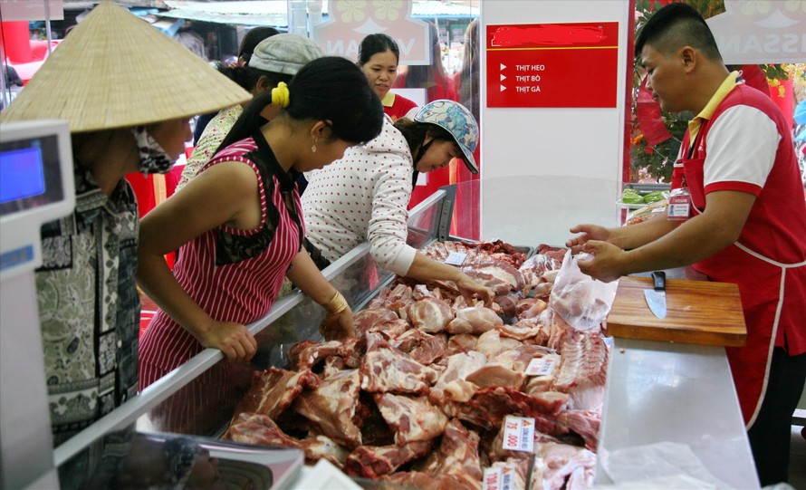 Thịt lợn tăng cao khiến người tiêu dùng lo mất tết 