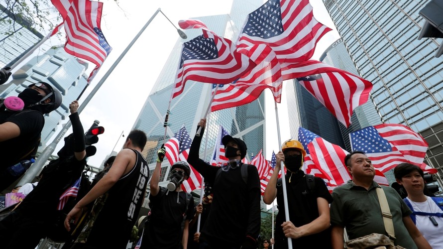 Người biểu tình Hong Kong vẫy cờ Mỹ trong cuộc biểu tình trước Lãnh sự quán Mỹ cuối tuần qua ảnh: AP