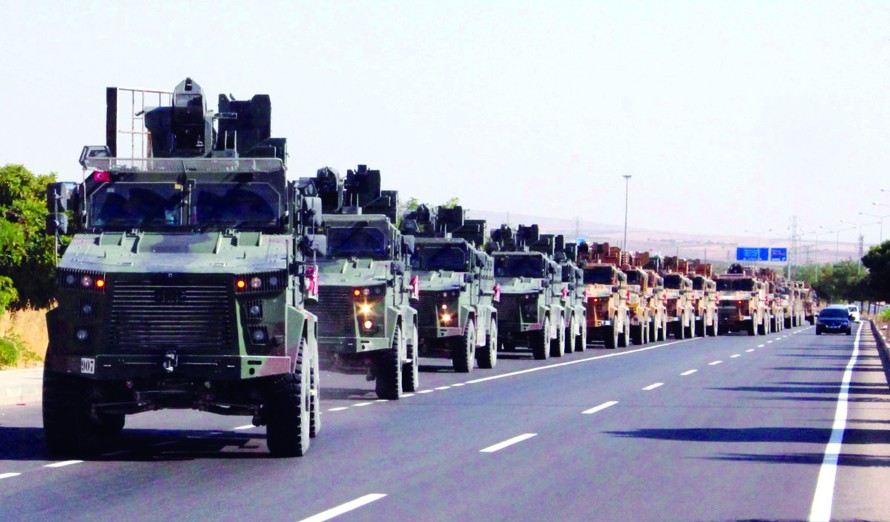 Một đoàn xe quân sự Thổ Nhĩ Kỳ trên đường tiến vào Syria hồi tháng 10 ảnh: pbs.org 