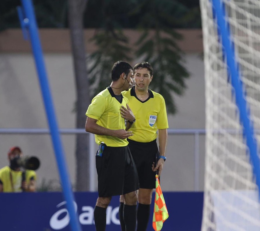 Trọng tại Habib trao đổi với trợ lý khi bắt lỗi thủ môn Thái Lan di chuyển trước khi Tấn Sinh sút bóng 