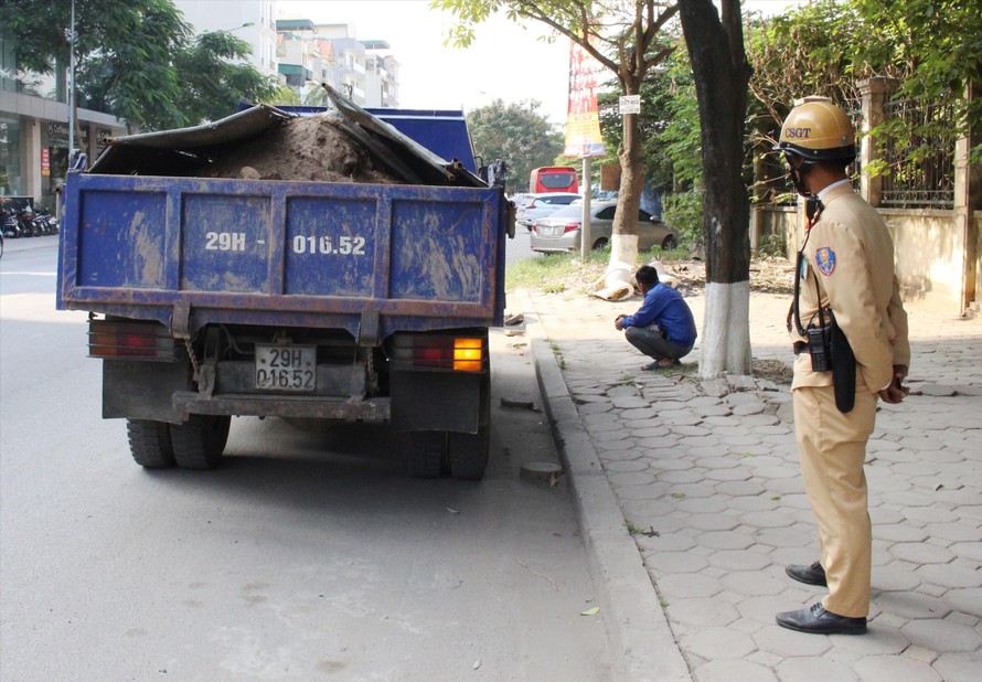 Xe tải chở bùn đất có ngọn bị CSGT Hà Nội xử lý tại ngã ba Nguyễn Xiển - Thanh Liệt Ảnh: T.Đảng