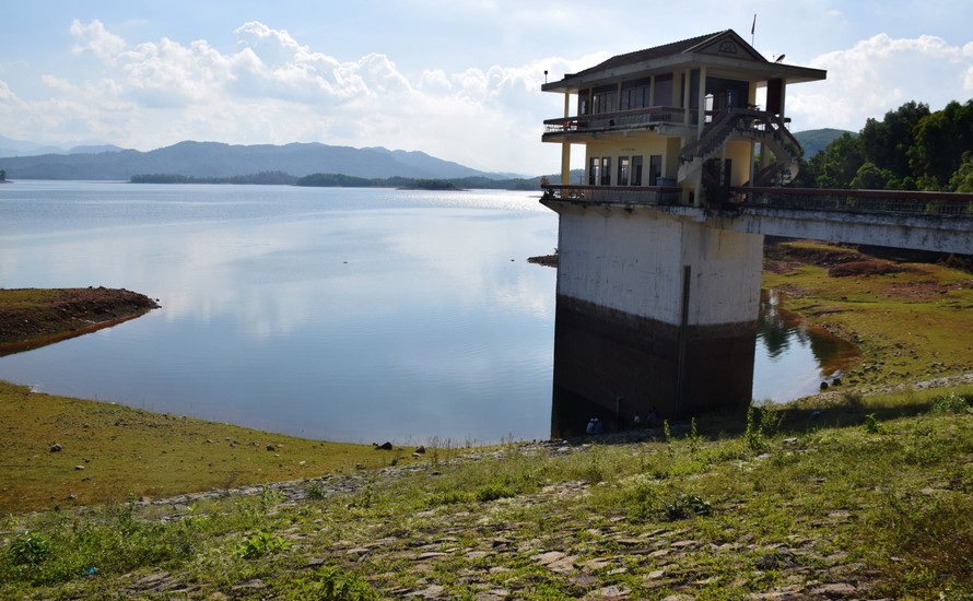 Nhiều hồ thủy lợi ở Quảng Nam thiếu nước, nguy cơ bỏ hàng ngàn héc ta đất sản xuất vụ hè thu. (Trong ảnh Hồ thủy lợi PHú Ninh Ảnh: Hoài Văn