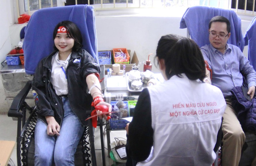 Sinh viên Trường ĐH Kinh tế Kỹ thuật Công nghiệp hiến máu trong chương trình Chủ nhật Đỏ, ngày 24/12 Ảnh: Duy Phạm 