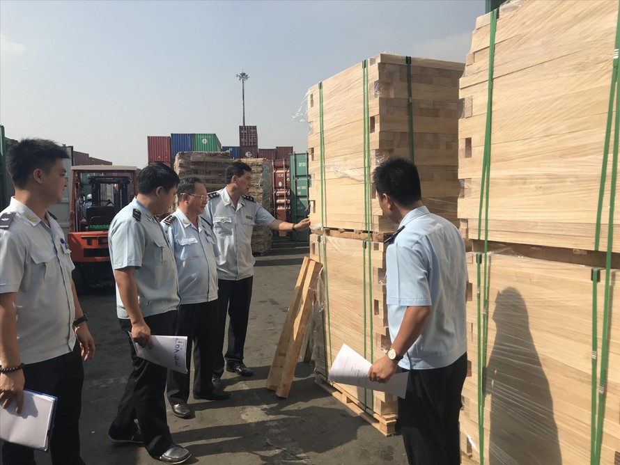 Hải quan TPHCM kiểm tra container gỗ vi phạm