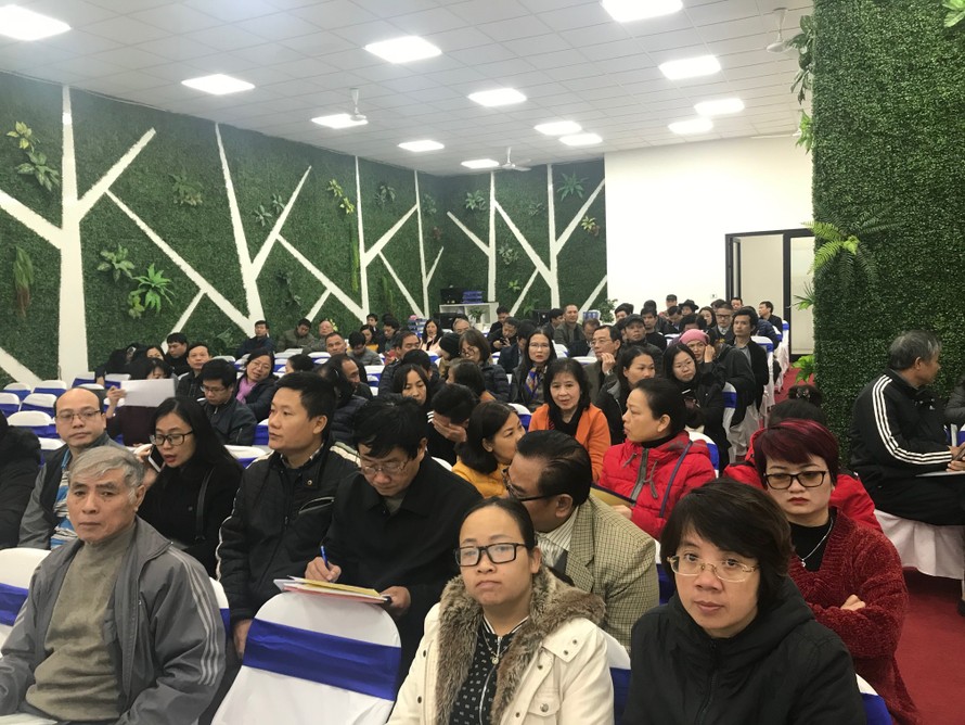 Hàng trăm người mua nhà có mặt trong buổi gặp với chủ đầu tư Ảnh: Minh Tuấn 