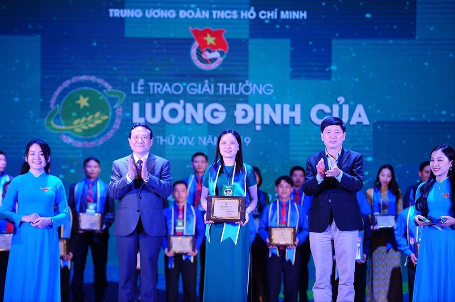 Chị Nguyễn Thị Phương Hà vinh dự được nhận giải thưởng Lương Định Của năm 2019 Ảnh: NVCC