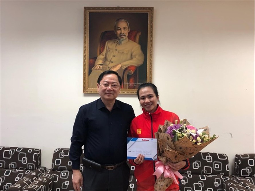 Tổng biên tập Lê Xuân Sơn trao thưởng cho VĐV Vương Thị Huyền ảnh: H.M 