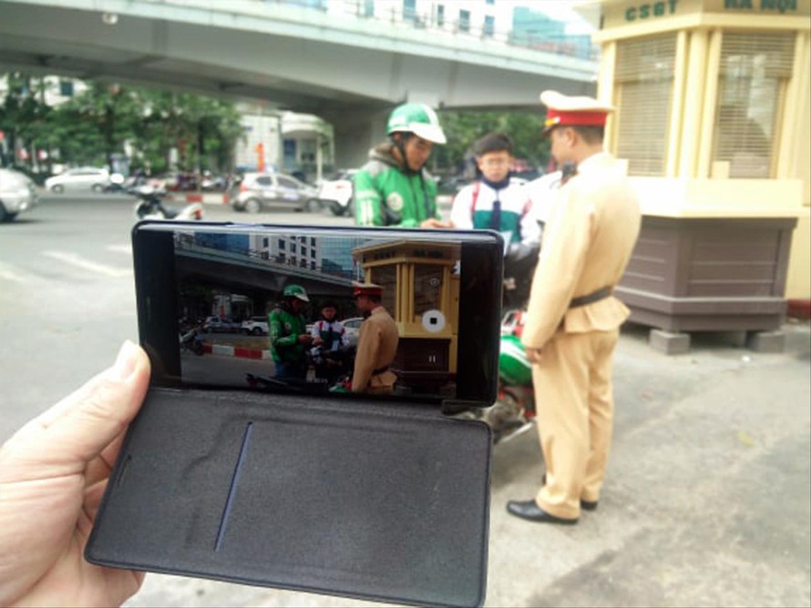 Người dân ghi hình CSGT làm nhiệm vụ ở Hà Nội