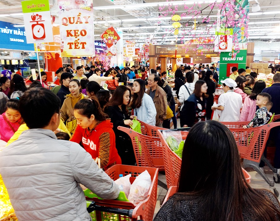 Người dân Hà Nội thay vì sắm tết các chợ truyền thống đã lựa chọn mua hàng tại hội chợ và siêu thị để đảm bảo vệ sinh an toàn thực phẩm. Ảnh: Hồng vĩnh 
