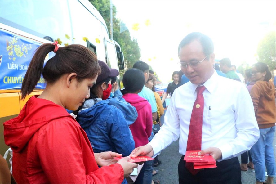 Lãnh đạo tỉnh Bình Dương trao quà cho công nhân trước khi lên xe về quê đón Tết. Ảnh: Hương Chi