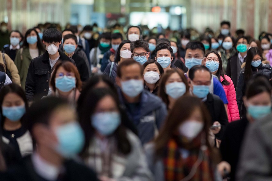Trên đường phố Hong Kong ngày 29/1, người dân Hong Kong đeo khẩu trang phòng nhiễm vi-rút corona mớiẢnh: Bloomberg