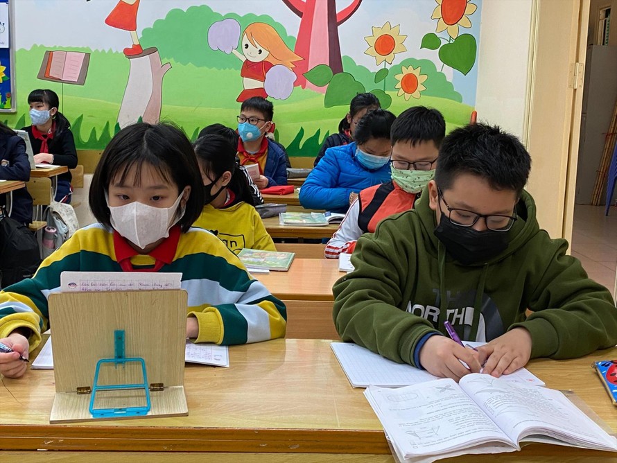 Học sinh nhiều trường tại Hà Nội đeo khẩu trang trong giờ học 