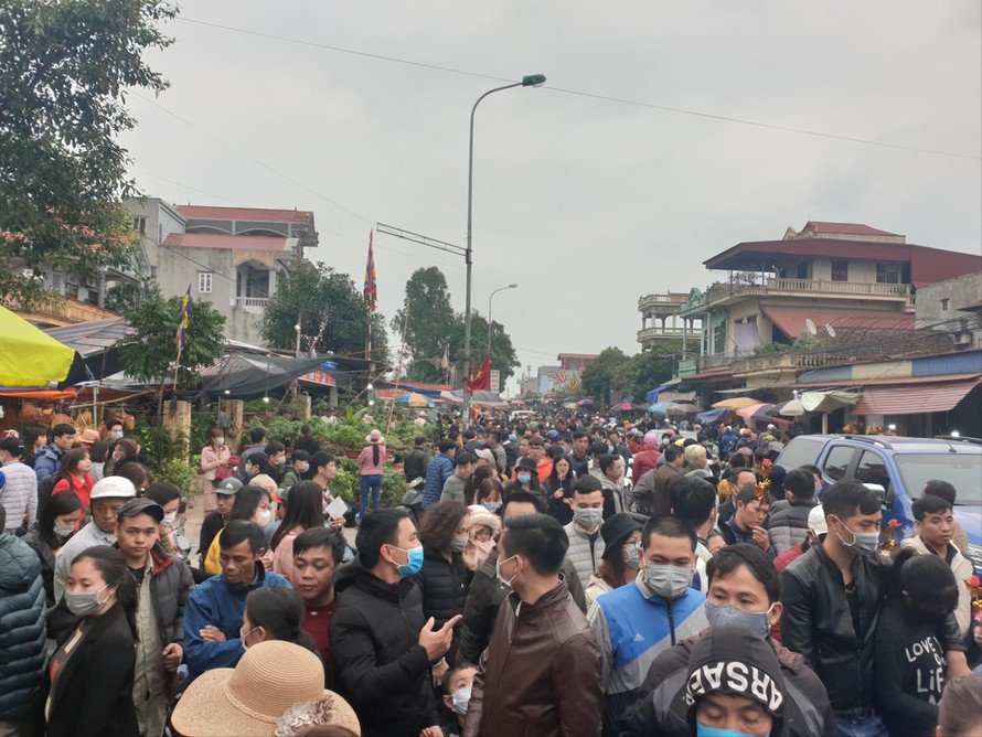 Bất chấp dịch, chợ Viềng vẫn đông chặt người đổ về
