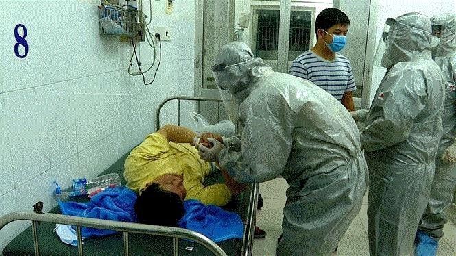 Bác sĩ Bệnh viện Chợ Rẫy, Sài Gòn điều trị cho bệnh nhân nhiễm virus corona ảnh: p.v